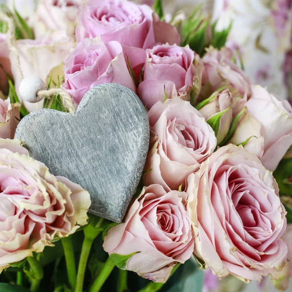 Аромат розовых роз в керамической вазе . — стоковое фото