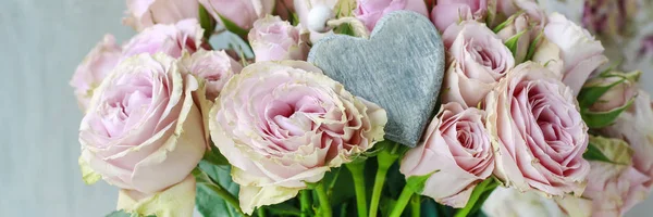 Strauß rosa Rosen in Keramikvase. — Stockfoto