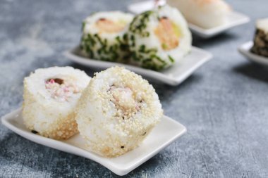 Suşi gri taş arka plan üzerinde ayarlayın.