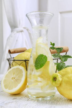 Nasıl limonata yapmak, adım adım, öğretici. 