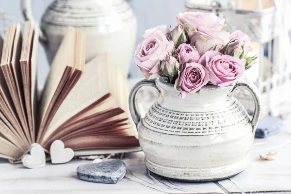 Bouquet of pink roses in ceramic vase. — Stock Photo, Image