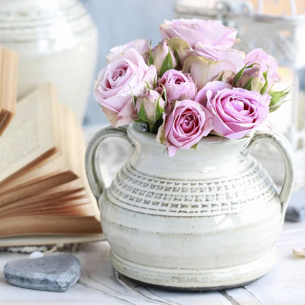 Kytice z růžových růží v keramická váza. — Stock fotografie