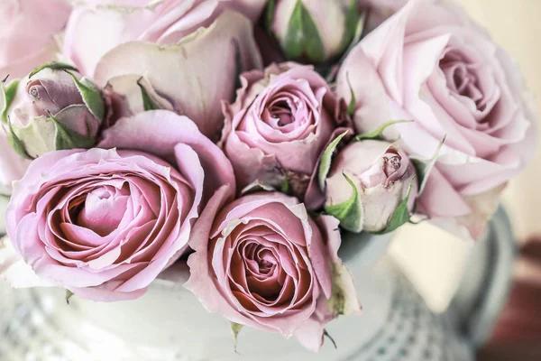 Ramo de rosas rosadas en jarrón de cerámica . —  Fotos de Stock