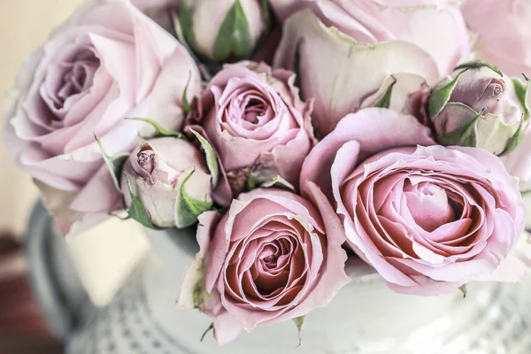 Ramo de rosas rosadas en jarrón de cerámica . —  Fotos de Stock