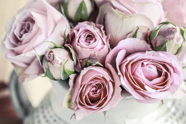 Strauß rosa Rosen in Keramikvase. — Stockfoto