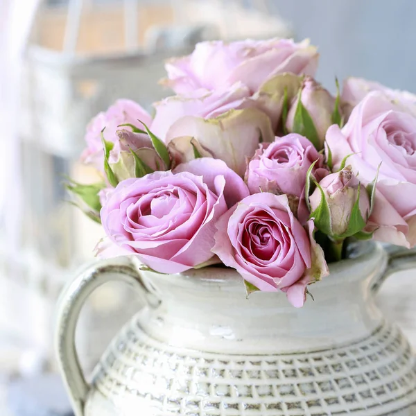 Bukett med rosa rosor i keramik vas. — Stockfoto