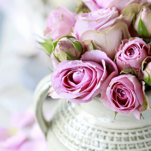 Boeket roze rozen in keramische vaas. — Stockfoto