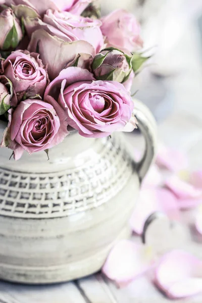 Boeket roze rozen in keramische vaas. — Stockfoto