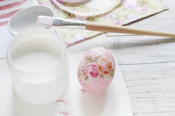 How to decorate an Easter egg with decoupage technique — Stock Photo, Image