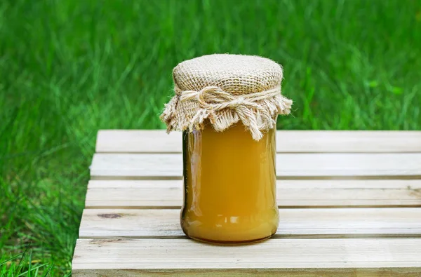 蜂蜜とガラスの瓶. — ストック写真