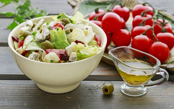 Grönsakssallad med tomat, ost och Oliver. — Stockfoto