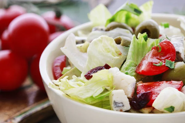 Salade de légumes aux tomates, fromage et olives . — Photo