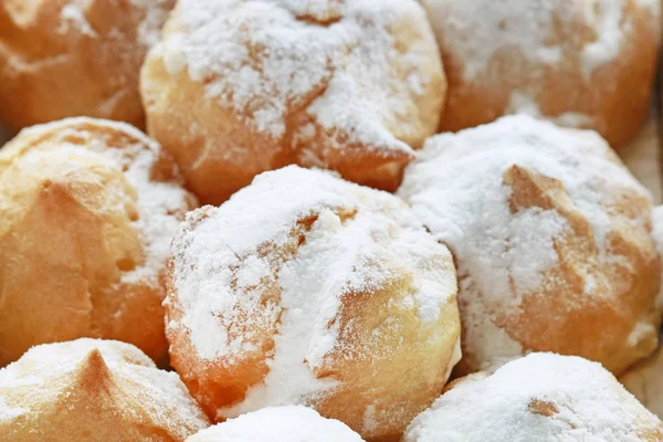 Pila de pequeños pasteles de eclair rellenos con crema de vainilla . —  Fotos de Stock