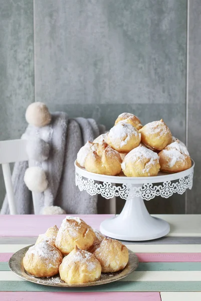 Pila de pequeños pasteles de eclair rellenos con crema de vainilla . —  Fotos de Stock