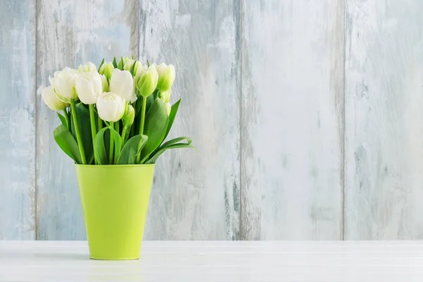 Buquê de tulipas em balde verde . — Fotografia de Stock