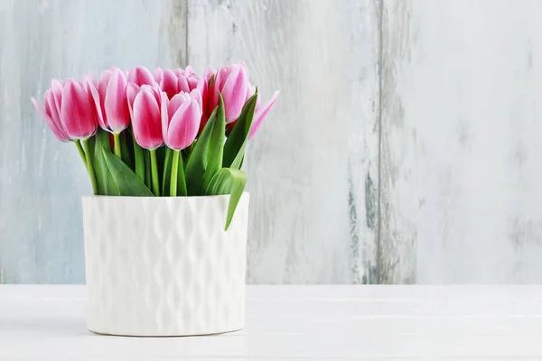 Tulipanes rosados en jarrón de cerámica blanca —  Fotos de Stock