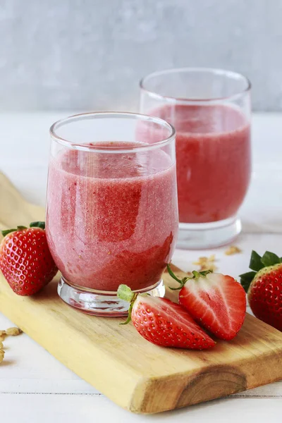 Erdbeer-Smoothie und frisches Obst. — Stockfoto