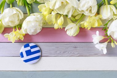 Düğme rozetine Yunan bayrağı ve stri'de güzel çiçekler basıldı