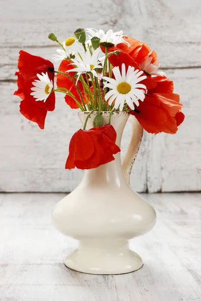 Ramo de flores silvestres: amapolas rojas y manzanillas blancas . —  Fotos de Stock