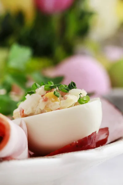 Huevo relleno en la mesa de Pascua . —  Fotos de Stock