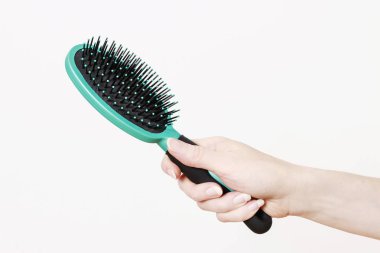 Saç fırçası tutan kadın. 
