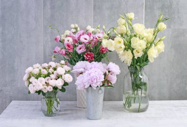 Rengarenk çiçek buketleri. Şakayık, gül, lisianthus