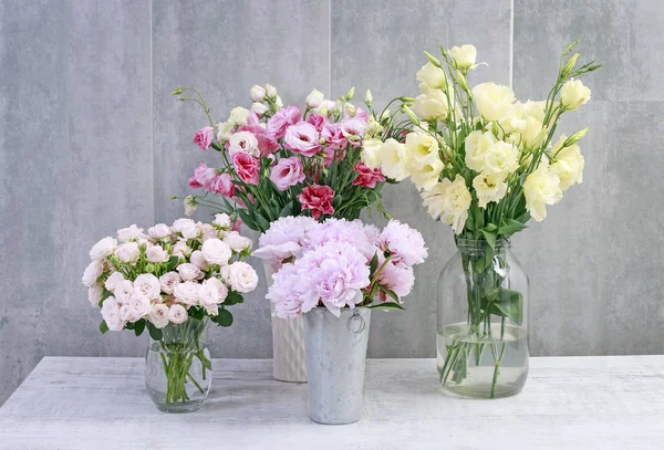 Kytice barevných květin. Peony, růže, Lisianthus — Stock fotografie