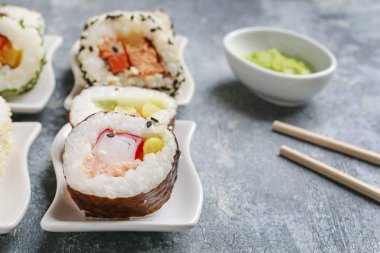 Suşi gri taş arka plan üzerinde ayarlayın.