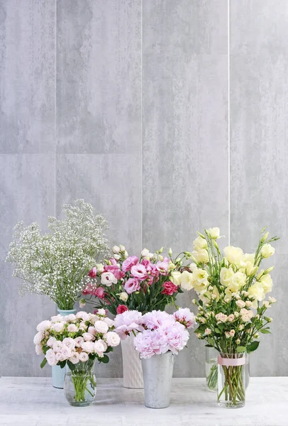 Bouquets de fleurs colorées. Pivoine, rose, lisianthus, gypsophile — Photo