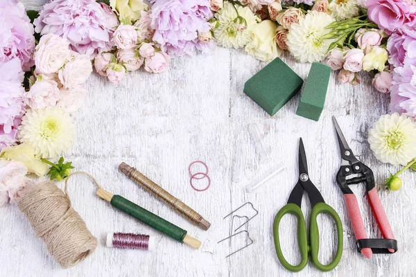 Floristické pracoviště: Rose, Lisianthus, Dahlia, Peony a květinářství — Stock fotografie