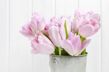 Bir buket pembe lale..