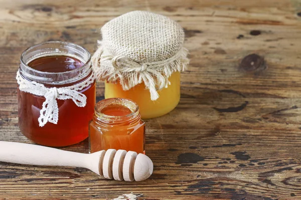 Honey in glass jar — Stock Photo, Image