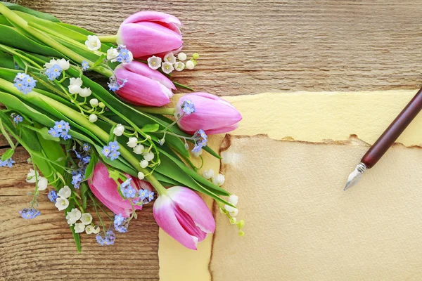 Buquê de tulipas rosa, lírio do vale e não me esqueça flo — Fotografia de Stock