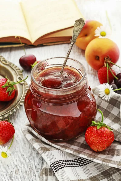 夏と秋の果実苺ジャムの瓶 — ストック写真