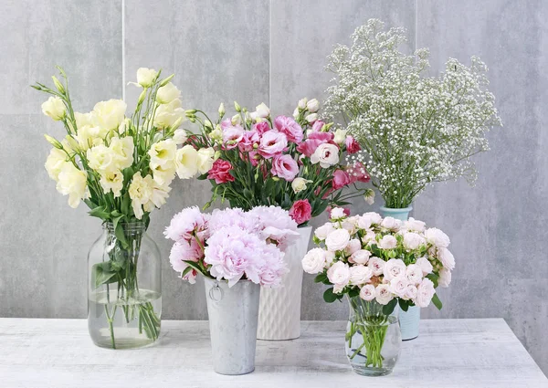 Bouquets de flores coloridas. Peônia, rosa, lisianthus, gypsophil — Fotografia de Stock