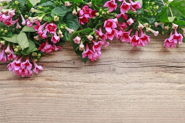 Boeket van roze bloemen op houten tafel — Stockfoto