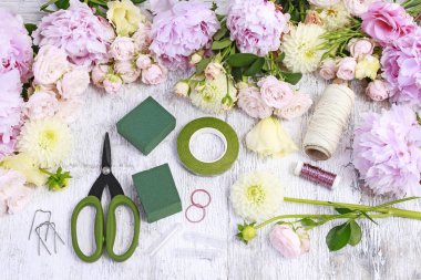Çiçekçi işyeri: Gül, lisianthus, dahlia, şakayık ve çiçekçi