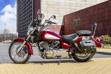 Krakow,Polonya - 12 Nisan 2018: Şehir stree üzerinde helikopter motosiklet