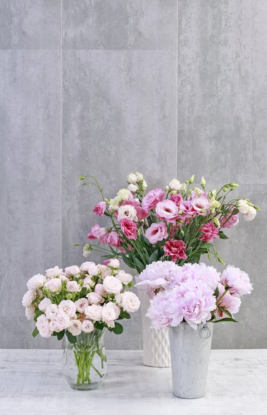 Rosas cor-de-rosa, peónias e flores de lisianthus — Fotografia de Stock