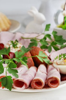 Dilimlenmiş jambon ve yumurta dolması ile Tabak. 