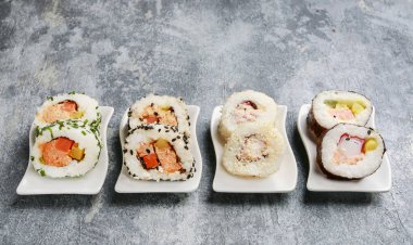 Suşi gri taş arka plan üzerinde ayarlayın.