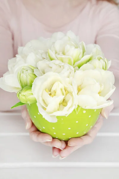 Beyaz tuli ile eautiful bahar çiçek aranjmanı tutan kadın — Stok fotoğraf