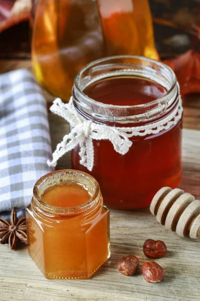 玻璃瓶中的蜂蜜 — 图库照片