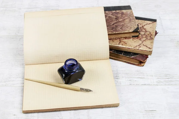 Tinta, caneta e um velho caderno . — Fotografia de Stock