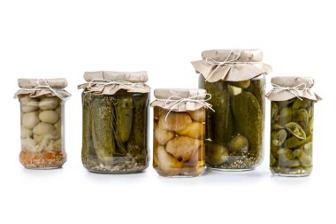 Cam kavanozlarda salamura sebze izole