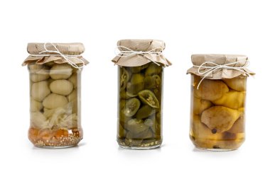 Cam kavanozda mantar turşusu izole