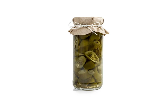 Picklad jalapenos i glasburk isolerad — Stockfoto