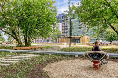 Krakow,Polonya - 11 Mayıs 2018: Zablocie'deki modern şehir parkı