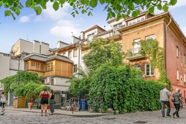 Yahudi mahallesi Kazimierz'de renkli tenementler. Popüler yer