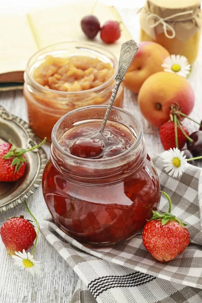Glas Erdbeermarmelade zwischen Sommer- und Herbstfrüchten — Stockfoto
